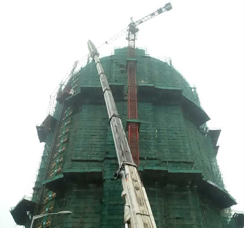 太康吊车在工地上作业
